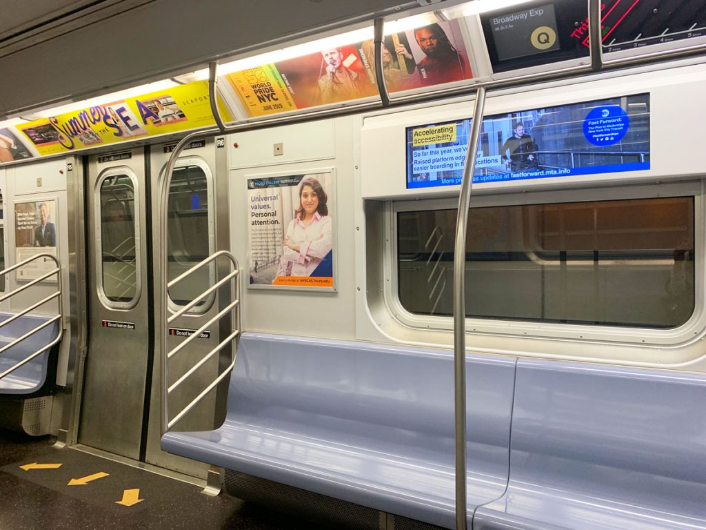 NYデザイン観察】シンプルだけどインパクト大なNYの地下鉄内の広告